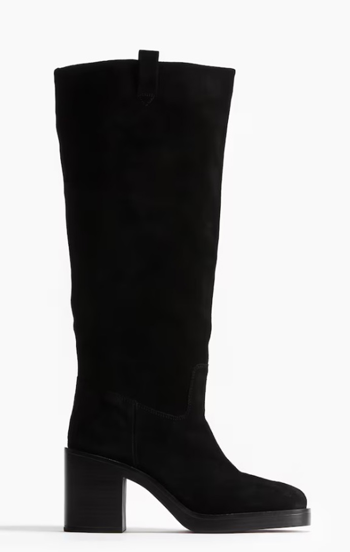 Semišové kozačky po kolena, H&M, 3 699 Kč
