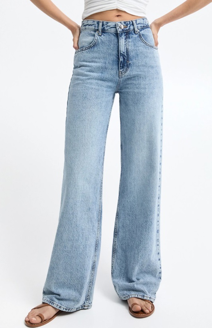 Široké džíny, PULL&BEAR, 799 Kč
Široké džíny, PULL&BEAR, 799 Kč