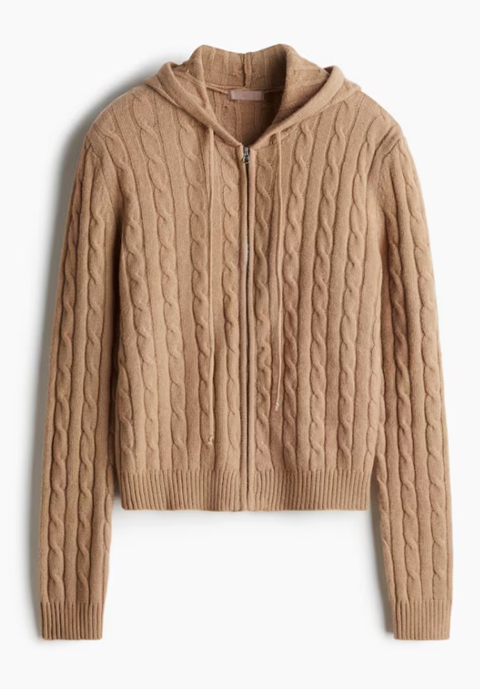 Svetr s copánkovým vzorem, zipem a kapucí, H&M, 839 Kč
