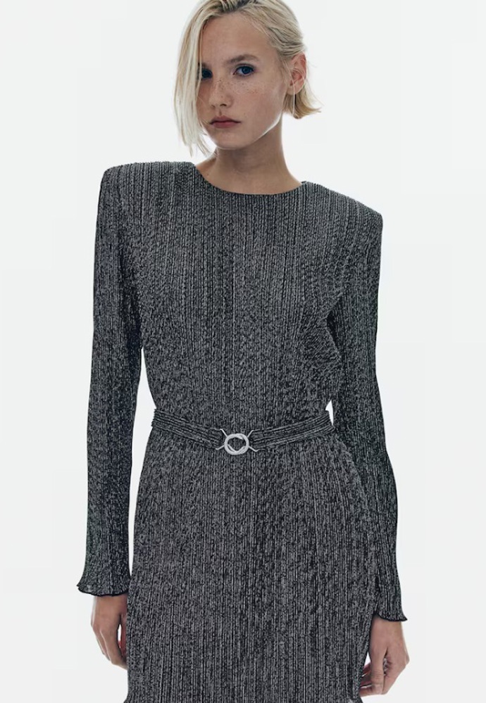 Šaty z plisé s ramenními vycpávkami, H&M, 959 Kč
