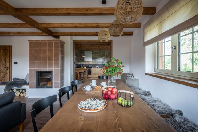 Venkovský design s důrazem na přírodní materiály je v těchto chaloupkách z Beskyd patrný v každém detailu. Celý interiér navrhla architektka Markéta Bergerová.

