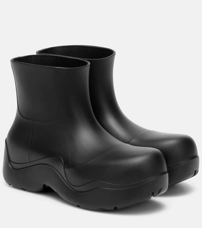 Holínky na platformě Puddle rubber ankle boots, Bottega Veneta, 620 eur
Holínky na platformě Puddle rubber ankle boots, Bottega Veneta, 620 eur