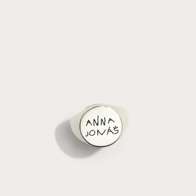 Prsten s personalizovaným nápisem Personalised Child's Handwriting Ring, Still Life, 3950 Kč 
