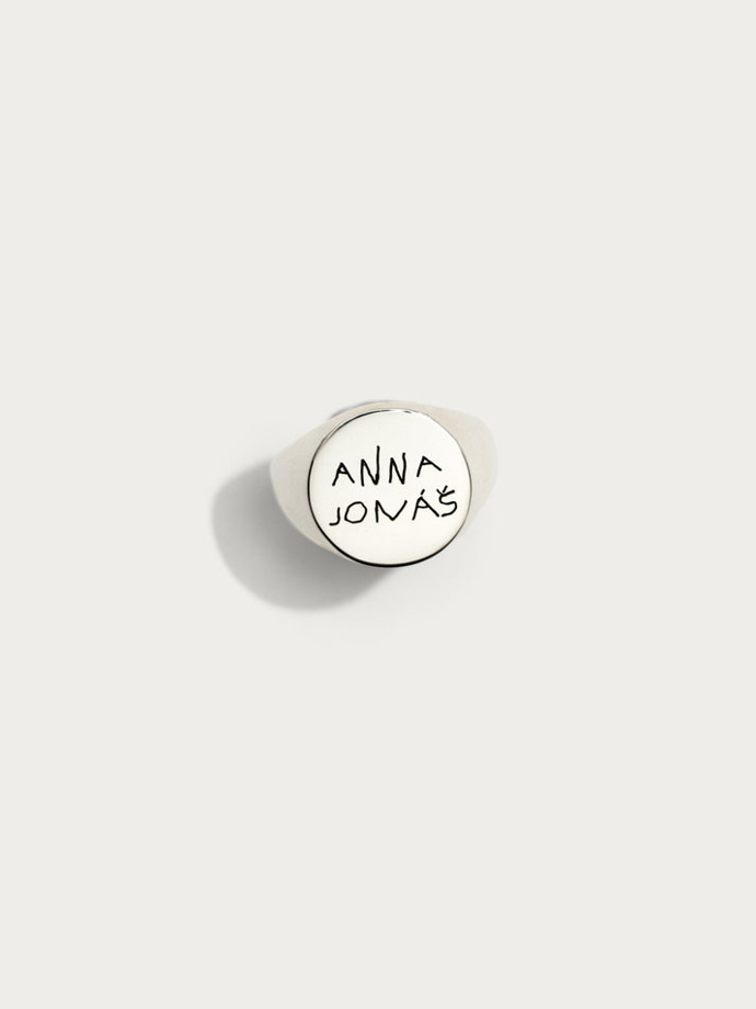 Prsten s personalizovaným nápisem Personalised Child's Handwriting Ring, Still Life, 3950 Kč 
