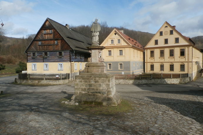 Socha sv. Jana Nepomuckého v Zubrnicích má chronogram 1723 (byla restaurována roku 1969) a je státem chráněnou kulturní památkou.
Socha sv. Jana Nepomuckého v Zubrnicích má chronogram 1723 (byla restaurována roku 1969) a je státem chráněnou kulturní památkou.