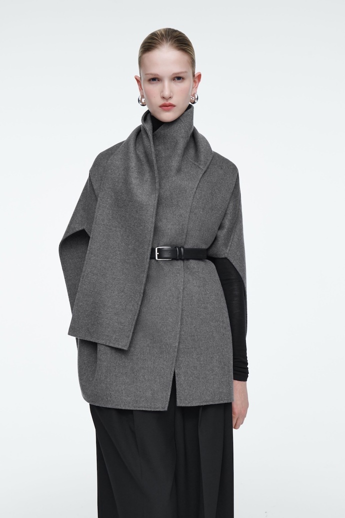 Pelerína, Cos, 135 eur
Pelerína, Cos, 135 eur