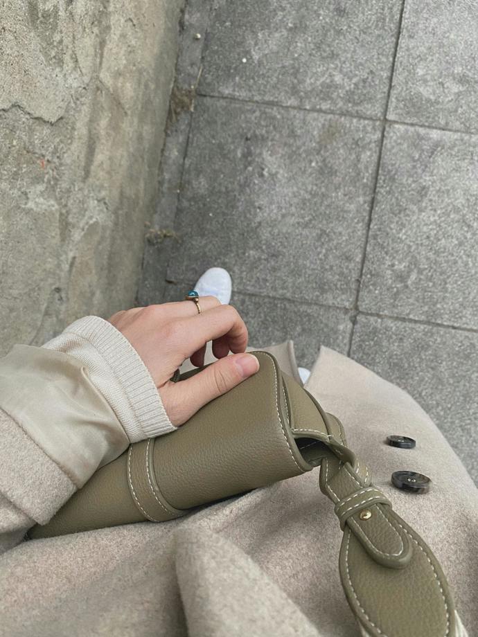 Hrajte si s doplňky. Jednotlivé odstíny tónů dodají outfitu potřebnou hloubku. 
