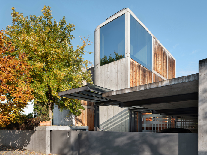 Tento architektonický unikát od architekta Josefa Pleskota perfektně zapadá mezi vily v pražském Podolí. Vila oceněná v soutěžích Stavba roku a Architecture Week kombinuje čistý beton s přírodními materiály a nabízí nadčasový interiér plný světla i moderních technologií.
