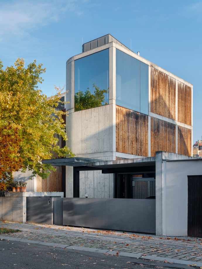 Tento architektonický unikát od architekta Josefa Pleskota perfektně zapadá mezi vily v pražském Podolí. Vila oceněná v soutěžích Stavba roku a Architecture Week kombinuje čistý beton s přírodními materiály a nabízí nadčasový interiér plný světla i moderních technologií.
