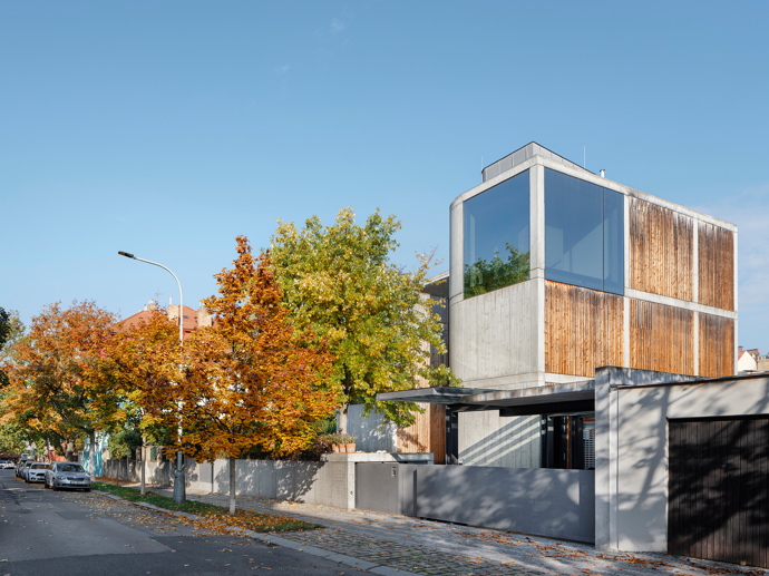 Tento architektonický unikát od architekta Josefa Pleskota perfektně zapadá mezi vily v pražském Podolí. Vila oceněná v soutěžích Stavba roku a Architecture Week kombinuje čistý beton s přírodními materiály a nabízí nadčasový interiér plný světla i moderních technologií.
