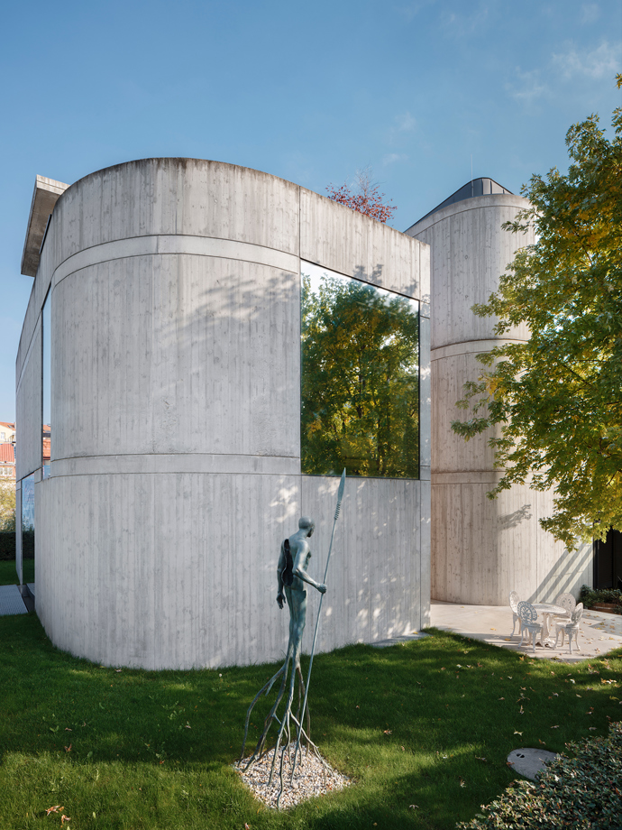 Tento architektonický unikát od architekta Josefa Pleskota perfektně zapadá mezi vily v pražském Podolí. Vila oceněná v soutěžích Stavba roku a Architecture Week kombinuje čistý beton s přírodními materiály a nabízí nadčasový interiér plný světla i moderních technologií.
