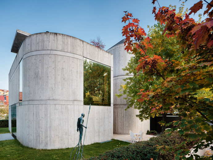 Tento architektonický unikát od architekta Josefa Pleskota perfektně zapadá mezi vily v pražském Podolí. Vila oceněná v soutěžích Stavba roku a Architecture Week kombinuje čistý beton s přírodními materiály a nabízí nadčasový interiér plný světla i moderních technologií.
