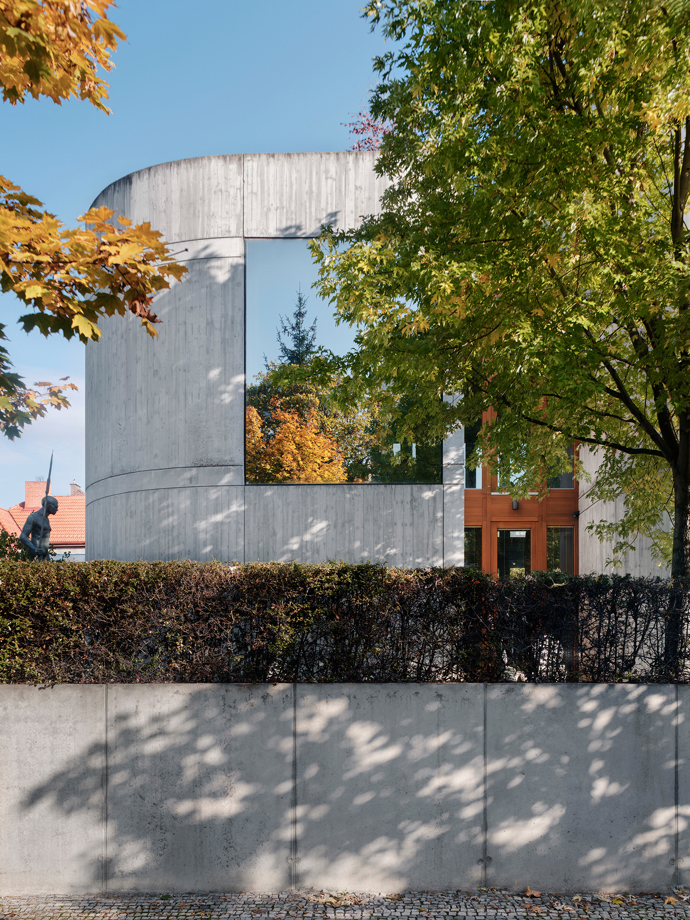 Tento architektonický unikát od architekta Josefa Pleskota perfektně zapadá mezi vily v pražském Podolí. Vila oceněná v soutěžích Stavba roku a Architecture Week kombinuje čistý beton s přírodními materiály a nabízí nadčasový interiér plný světla i moderních technologií.
