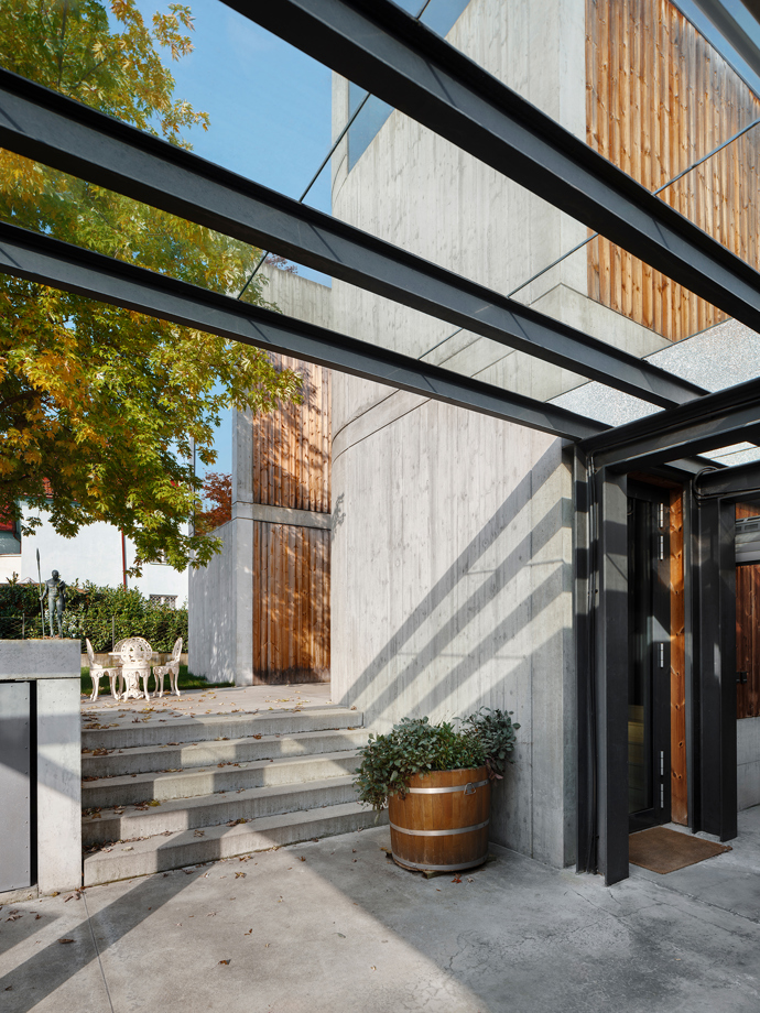 Tento architektonický unikát od architekta Josefa Pleskota perfektně zapadá mezi vily v pražském Podolí. Vila oceněná v soutěžích Stavba roku a Architecture Week kombinuje čistý beton s přírodními materiály a nabízí nadčasový interiér plný světla i moderních technologií.

