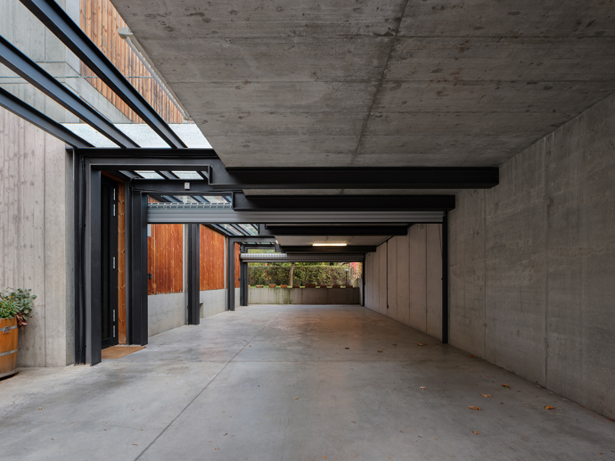 Tento architektonický unikát od architekta Josefa Pleskota perfektně zapadá mezi vily v pražském Podolí. Vila oceněná v soutěžích Stavba roku a Architecture Week kombinuje čistý beton s přírodními materiály a nabízí nadčasový interiér plný světla i moderních technologií.
