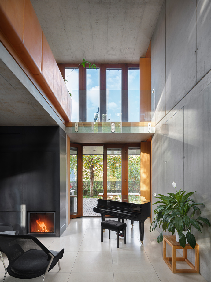 Tento architektonický unikát od architekta Josefa Pleskota perfektně zapadá mezi vily v pražském Podolí. Vila oceněná v soutěžích Stavba roku a Architecture Week kombinuje čistý beton s přírodními materiály a nabízí nadčasový interiér plný světla i moderních technologií.
