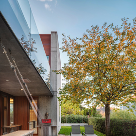 Tento architektonický unikát od architekta Josefa Pleskota perfektně zapadá mezi vily v pražském Podolí. Vila oceněná v soutěžích Stavba roku a Architecture Week kombinuje čistý beton s přírodními materiály a nabízí nadčasový interiér plný světla i moderních technologií.
