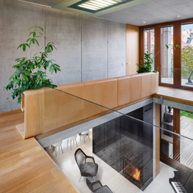 Tento architektonický unikát od architekta Josefa Pleskota perfektně zapadá mezi vily v pražském Podolí. Vila oceněná v soutěžích Stavba roku a Architecture Week kombinuje čistý beton s přírodními materiály a nabízí nadčasový interiér plný světla i moderních technologií.
