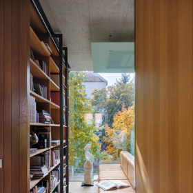 Tento architektonický unikát od architekta Josefa Pleskota perfektně zapadá mezi vily v pražském Podolí. Vila oceněná v soutěžích Stavba roku a Architecture Week kombinuje čistý beton s přírodními materiály a nabízí nadčasový interiér plný světla i moderních technologií.
