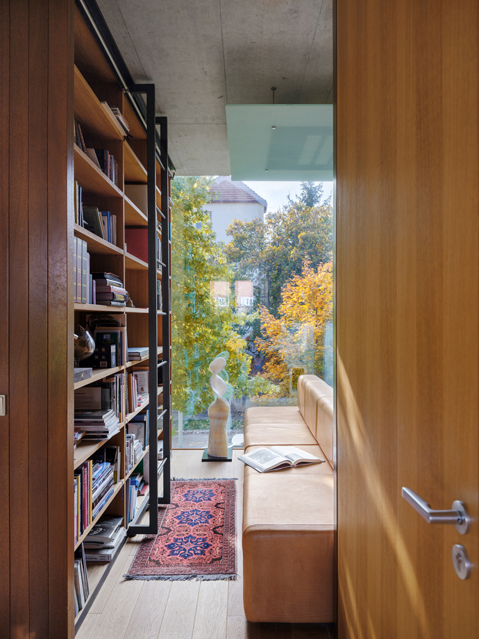 Tento architektonický unikát od architekta Josefa Pleskota perfektně zapadá mezi vily v pražském Podolí. Vila oceněná v soutěžích Stavba roku a Architecture Week kombinuje čistý beton s přírodními materiály a nabízí nadčasový interiér plný světla i moderních technologií.
