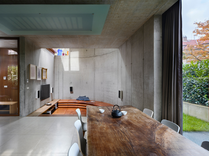 Tento architektonický unikát od architekta Josefa Pleskota perfektně zapadá mezi vily v pražském Podolí. Vila oceněná v soutěžích Stavba roku a Architecture Week kombinuje čistý beton s přírodními materiály a nabízí nadčasový interiér plný světla i moderních technologií.
