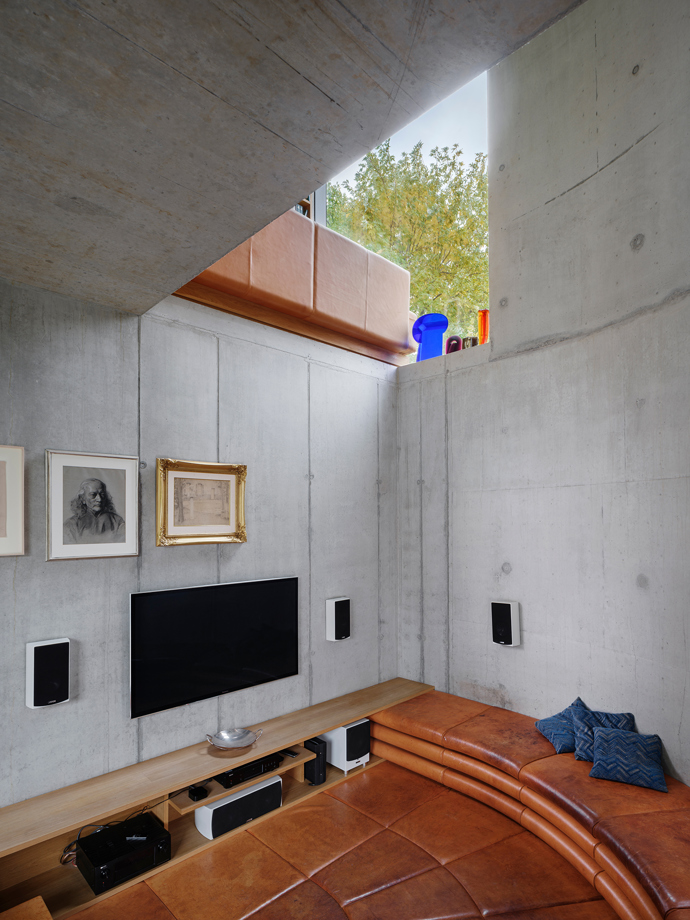 Tento architektonický unikát od architekta Josefa Pleskota perfektně zapadá mezi vily v pražském Podolí. Vila oceněná v soutěžích Stavba roku a Architecture Week kombinuje čistý beton s přírodními materiály a nabízí nadčasový interiér plný světla i moderních technologií.
