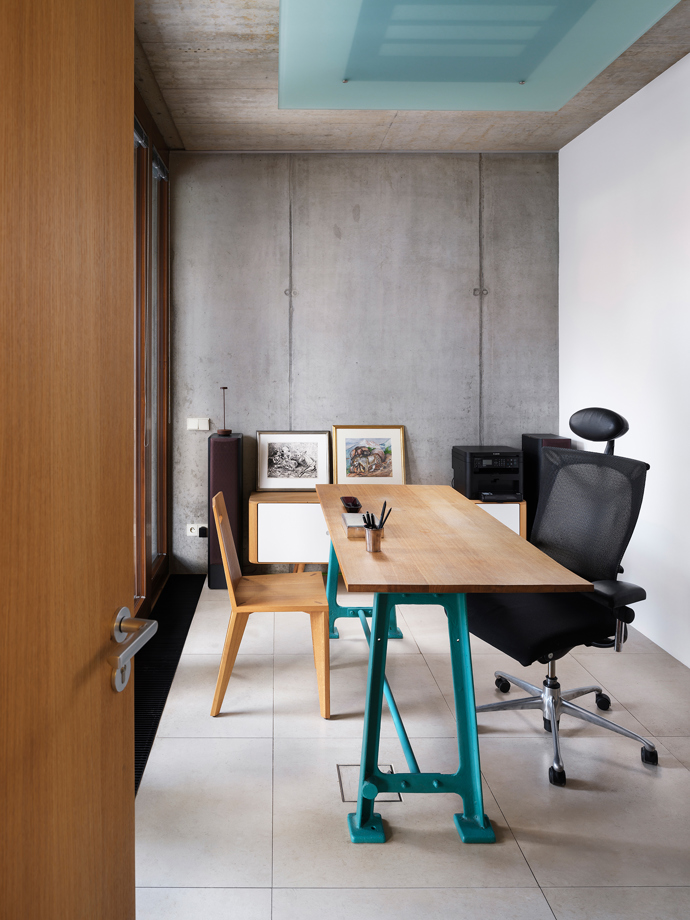 Tento architektonický unikát od architekta Josefa Pleskota perfektně zapadá mezi vily v pražském Podolí. Vila oceněná v soutěžích Stavba roku a Architecture Week kombinuje čistý beton s přírodními materiály a nabízí nadčasový interiér plný světla i moderních technologií.
