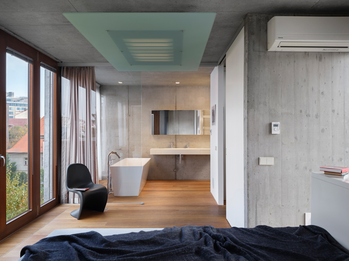 Tento architektonický unikát od architekta Josefa Pleskota perfektně zapadá mezi vily v pražském Podolí. Vila oceněná v soutěžích Stavba roku a Architecture Week kombinuje čistý beton s přírodními materiály a nabízí nadčasový interiér plný světla i moderních technologií.
