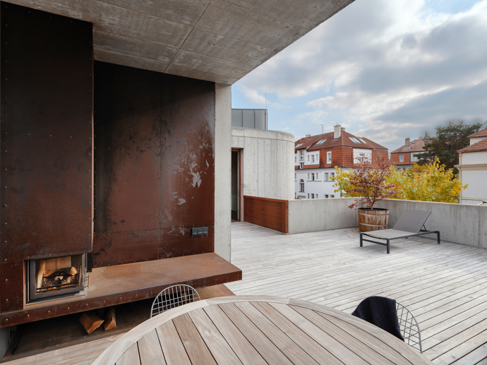Tento architektonický unikát od architekta Josefa Pleskota perfektně zapadá mezi vily v pražském Podolí. Vila oceněná v soutěžích Stavba roku a Architecture Week kombinuje čistý beton s přírodními materiály a nabízí nadčasový interiér plný světla i moderních technologií.

