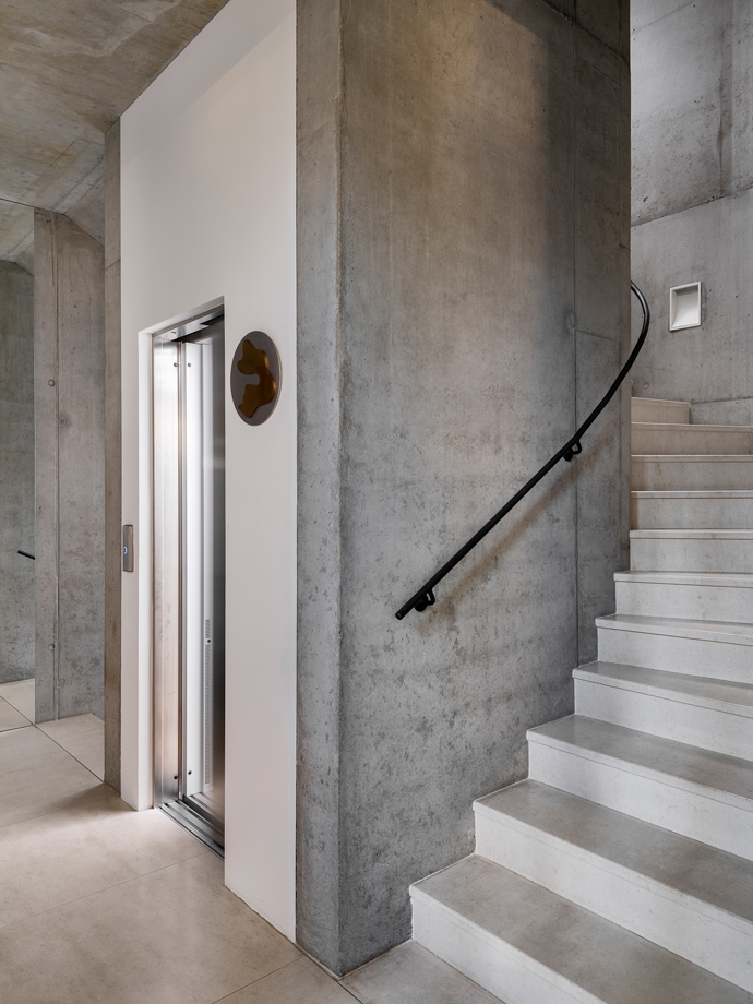 Tento architektonický unikát od architekta Josefa Pleskota perfektně zapadá mezi vily v pražském Podolí. Vila oceněná v soutěžích Stavba roku a Architecture Week kombinuje čistý beton s přírodními materiály a nabízí nadčasový interiér plný světla i moderních technologií.
