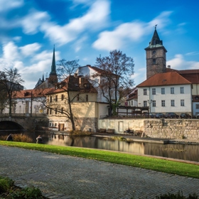 Jedno z nejzajímavějších míst k posezení v plzeňském parku je Mlýnská strouha, přezdívaná také plzeňské Benátky.

