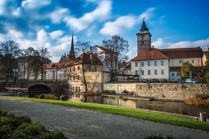 Jedno z nejzajímavějších míst k posezení v plzeňském parku je Mlýnská strouha, přezdívaná také plzeňské Benátky.
