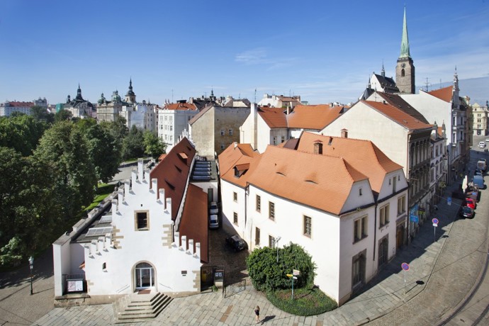 Nejvýznamnější galerijní institucí v Plzeňském kraji je galerie, která spravuje jedinečnou sbírku děl zařazených do zlatého fondu českého výtvarného umění.
