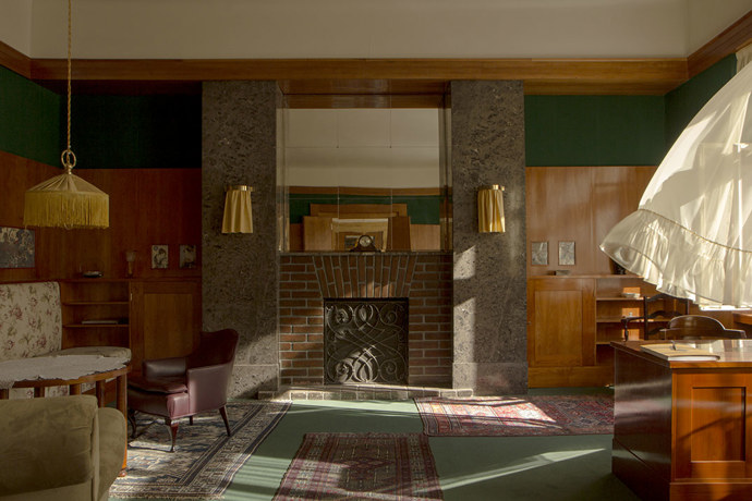 Zakladatel moderní architektury Adolf Loos navrhl osm interiérů pro místní židovské podnikatele.
