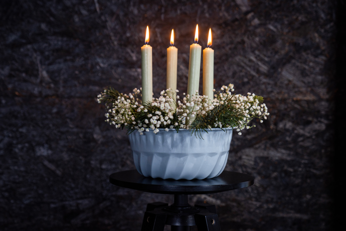 Vyzkoušejte náš návod na výrobu adventního věnce ze staré formy na bábovku. Nejenže jím zaujmete všechny návštěvy, ale navíc můžete zužitkovat starou oprýskanou formu po babičce.
