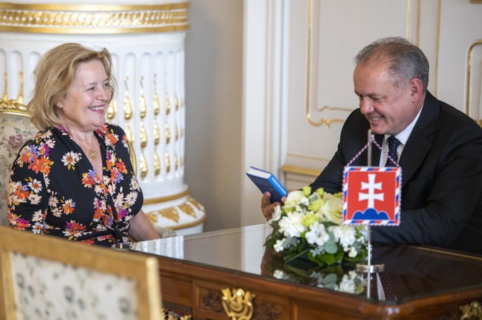 Magda Vášáryová je také političkou a diplomatkou, na fotografii sedí vedle prezidenta Andreje Kisky.
Magda Vášáryová je také političkou a diplomatkou, na fotografii sedí vedle prezidenta Andreje Kisky.