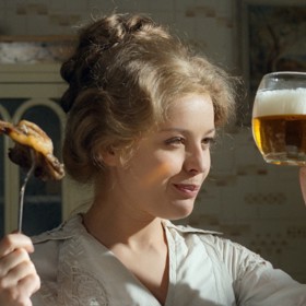 Magda Vašáryová ve snímku Postřižiny.
