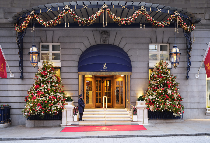 The Ritz London, jeden z nejikoničtějších hotelů světa, otevírá své brány pro hosty toužící po kouzelném prožití vánočních svátků. Velkolepé dekorace navržené Paulem Thomasem zdobí každé zákoutí hotelu, zatímco v lobby září osmimetrový vysoký vánoční strom. 
