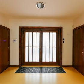 Díky péči a práci majitelů si tato architektonická památka zachovala svůj původní ráz a zároveň poskytuje komfortní a moderní bydlení.
Díky péči a práci majitelů si tato architektonická památka zachovala svůj původní ráz a zároveň poskytuje komfortní a moderní bydlení.