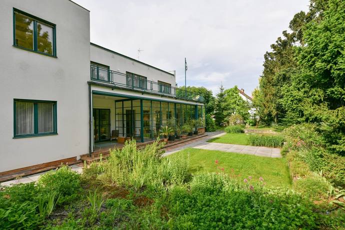 Díky péči a práci majitelů si tato architektonická památka zachovala svůj původní ráz a zároveň poskytuje komfortní a moderní bydlení.
Díky péči a práci majitelů si tato architektonická památka zachovala svůj původní ráz a zároveň poskytuje komfortní a moderní bydlení.