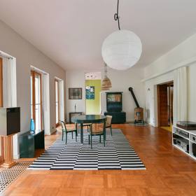 Díky péči a práci majitelů si tato architektonická památka zachovala svůj původní ráz a zároveň poskytuje komfortní a moderní bydlení.
Díky péči a práci majitelů si tato architektonická památka zachovala svůj původní ráz a zároveň poskytuje komfortní a moderní bydlení.