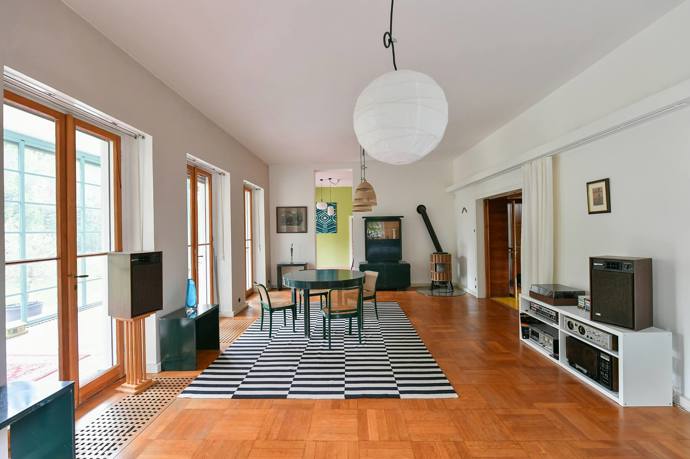 Díky péči a práci majitelů si tato architektonická památka zachovala svůj původní ráz a zároveň poskytuje komfortní a moderní bydlení.
Díky péči a práci majitelů si tato architektonická památka zachovala svůj původní ráz a zároveň poskytuje komfortní a moderní bydlení.