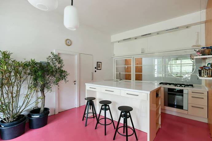 Díky péči a práci majitelů si tato architektonická památka zachovala svůj původní ráz a zároveň poskytuje komfortní a moderní bydlení.
Díky péči a práci majitelů si tato architektonická památka zachovala svůj původní ráz a zároveň poskytuje komfortní a moderní bydlení.