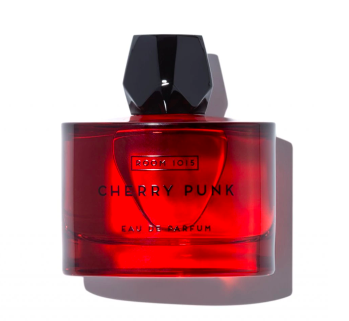 Room1015 Cherry Punk s vůní třešně, šafránu, tonky, kůže a pačuli, 3500 Kč
