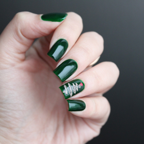 Vánoční manikúra nemusí být kýčovitá, může být i minimalistická a elegantní

