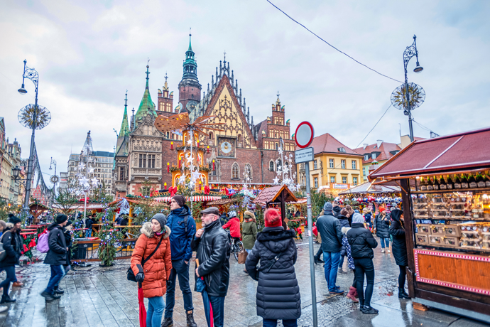 9. Krakow

Toto polské město vás okouzlí historickým centrem plným malebných uliček. Největší adventní trhy najdete na hlavním náěstí (Rynek Glowny), který se na pár týdnů promění v Adventní městečko. Voní tady jehličí, včelí vosk a pečené perníčky a koupíte tady krásné vánoční dekorace, tradiční dobroty a dárečky, které potěší každého. Trhy začínají poslední víkend v listopadu. 

