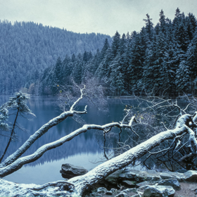 Jezero láká k návštěvě i v zimě, kdy tu potkáte rozhodně méně návštěvníků
