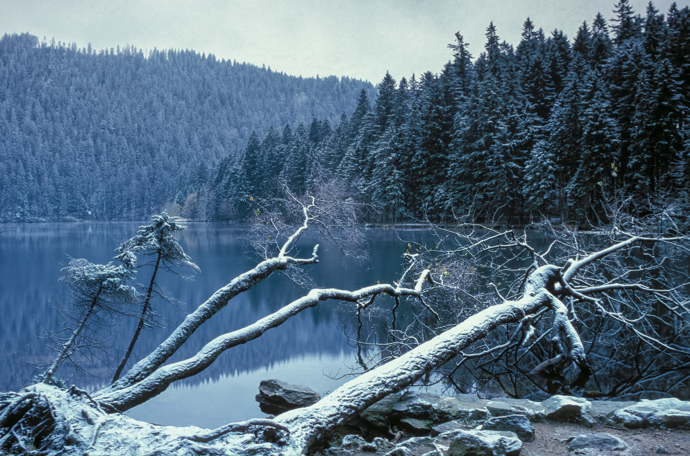 Jezero láká k návštěvě i v zimě, kdy tu potkáte rozhodně méně návštěvníků
