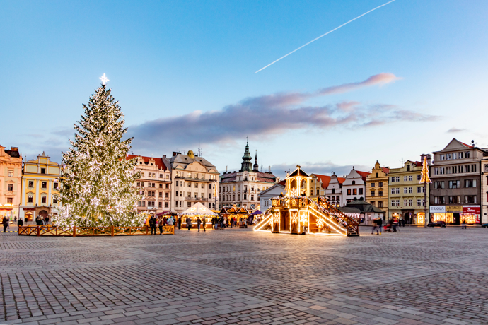 4. Plzeň

I letos se budou konat vánoční trhy tradičně na náměstí Republiky. Součástí trhů bude kromě stánků s jídlem a pitím i betlém s ovečkami a ukázky lidových řemesel. Více na www.trhyplzen.cz
