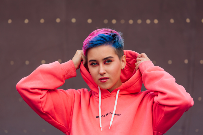 Tomboy styl zatím u nás není příliš rozšířený. V podstatě jde o chlapecký styl oblékání, který nosí ženy. Často se jedná o volnočasové a pohodlné modely volného střihu na každodenní nošení. 
